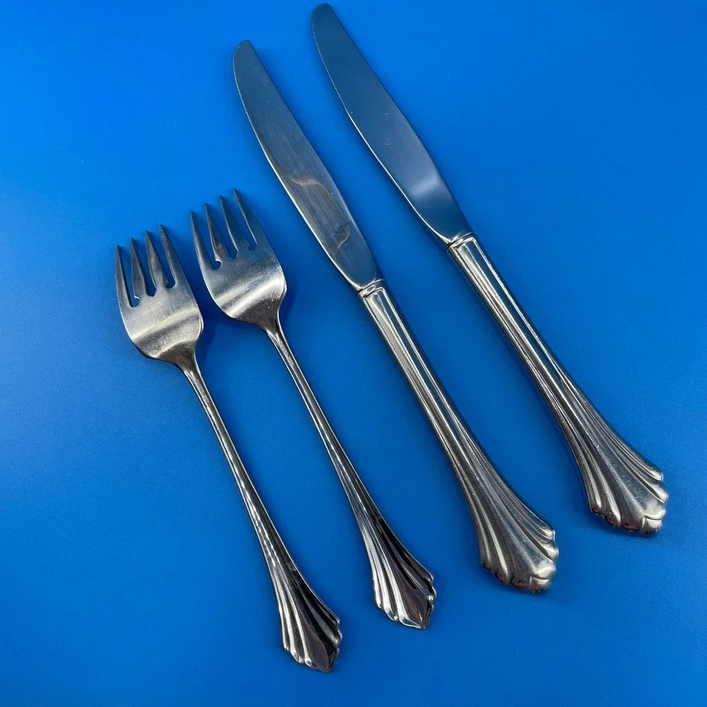 Oneida Bancroft 2 Salad Forks 2 Knives Stainless Steel Flatware Glossy Flared
